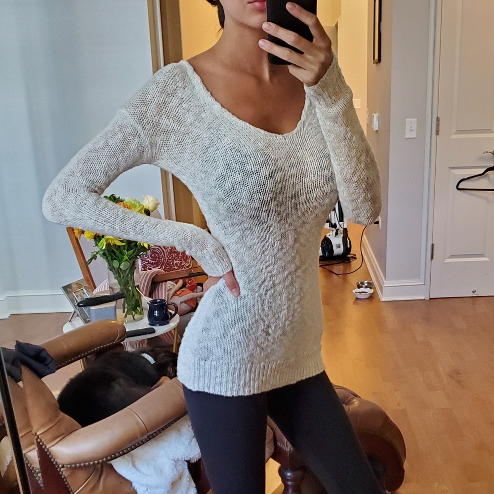 2B Bebe white/ivory knot back sweater